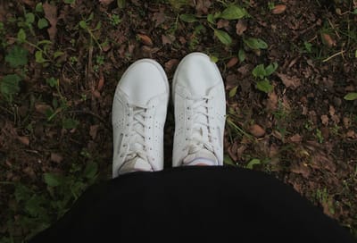 Как вернуть белизну белым кроссовкам и сумкам: простой и доступный способ