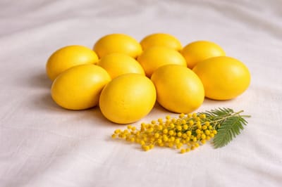 Луковая шелуха в прошлом: добавляю одну ложку — и пасхальные яйца получаются цвета мимозы