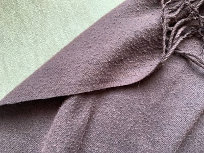 Как очистить катышки с одежды: быстрый лайфхак