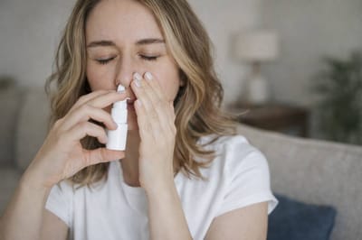 Многие применяют неправильно: как использовать назальный спрей, объяснил врач 