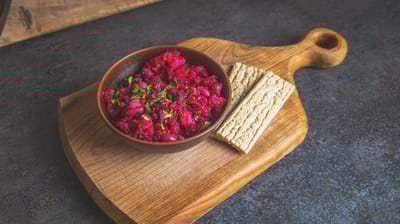 Этот салат едят даже те, кто ненавидит свёклу! Секрет в соусе, который меняет всё