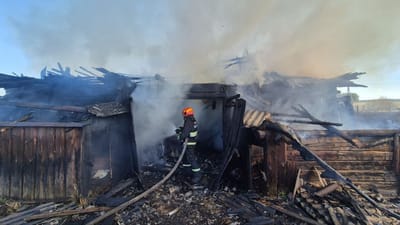 Огонь с участка перекинулся к соседям: в деревне Загритьково Слонимского района горела хозпостройка