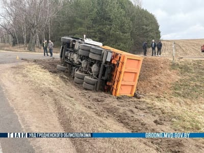 В Мостовском районе грузовик с песком съехал в кювет и перевернулся
