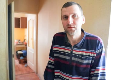 Когда есть поддержка, жизнь меняется. История слонимчанина Дмитрия, который пережил ампутацию, потерял дом и шаг за шагом возвращается к новой жизни