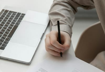 Наниматель обязал отработать месяц после подачи заявления на увольнение. Прав ли он