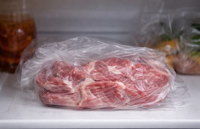 Вы тоже так делаете? Почему мясо нельзя хранить в пакете в холодильнике