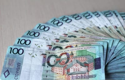 Кому в Беларуси повысят зарплату с 1 апреля