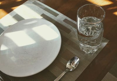 Следует ли пить воду во время еды? Ответ гастроэнтерологов