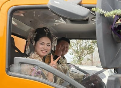 Жених из Китая устроил свадебный кортеж из машин для откачки септиков