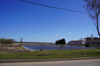 Пруд у Жировичского монастыря с домиком для птиц, Слонимский район, весна 2026