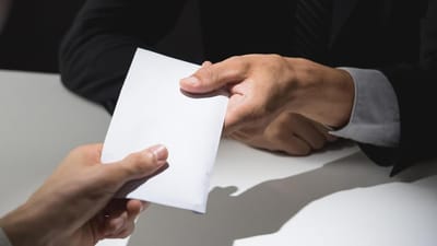 давать взятку