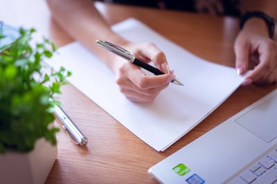Ребёнок во время каникул хочет подзаработать: можно ли ему работать летом и сколько часов в день?