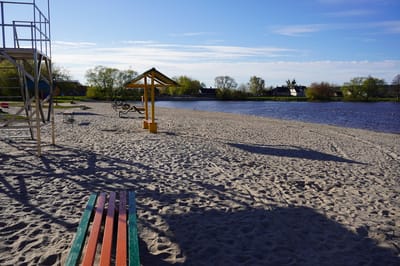 Песчаный пляж с навесами на Лобазовском озере