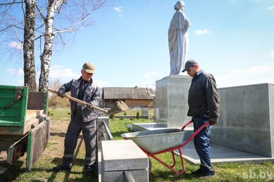 Работники КПУП «Слонимский дробильно-сортировочный завод» работают над установкой плиты. Фото: sb.by