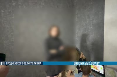 Мать дает объяснения сотрудникам милиции