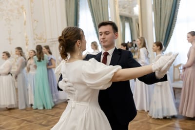 бал