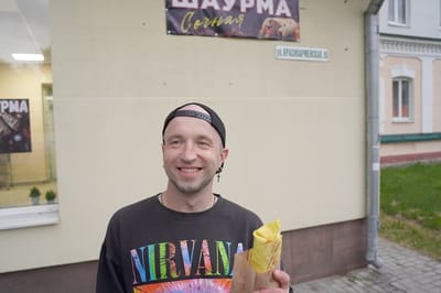 Никита держит острую шаурму возле новой шаурмичной в Слониме.