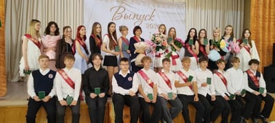 Выпускники 9-х классов средней школы №9 Слонима на торжественном вручении свидетельств об общем базовом образовании в 2026 году.