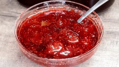 густое клубничное варенье на сковороде