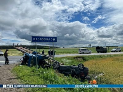 автомобиль врезался в трактор