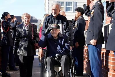 98-летний ветеран Второй мировой получил школьный диплом спустя 80 лет