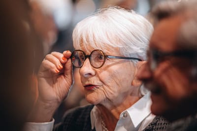 А вы тоже так снимаете очки? Большинство совершают распространенную ошибку