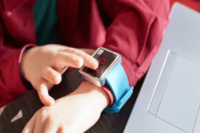 Белорусским школьникам разрешили пользоваться смарт-часами