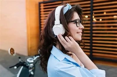 Большие наушники могут привести к выпадению волос — предупреждает трихолог