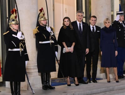 Брижит Макрон и Ана Пленкович меряются стилем в Париже: черное VS синее – чьи платья произвели впечатление?