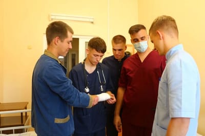 Будущие военные медики проходят стажировку в 11-й гвардейской бригаде