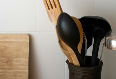 Чем опасна чёрная пластиковая кухонная утварь?