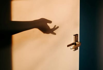 Что это значит, если мы постоянно проверяем, заперта ли дверь?