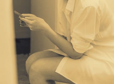 Доктор рассказала, что почти все женщины неправильно сидят на унитазе. Вот здоровый способ