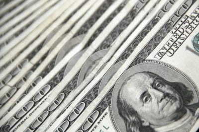 Доллар и евро пошли вниз: Нацбанк объявил новые курсы на 24 декабря