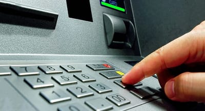 Два белорусских банка приостановят работу банкоматов и карт в выходные