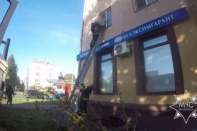 Дым, огонь и крики о помощи: в Барановичах спасатели вывели из пожара мать и дочь