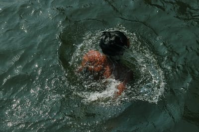 Если вы попали в водоворот во время купания, сделайте вот что — это спасет вам жизнь