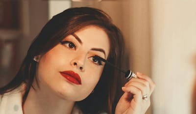 Эти ошибки в макияже делают вас старше: проверьте, что вы делаете не так