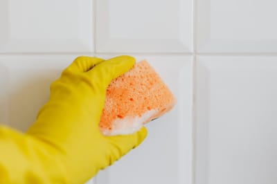 Этот прием очистки швов между плиткой используют сотрудники отеля — результат потрясающий