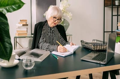 Где пенсионеры продолжают трудиться после 65 лет — статистика Белстата