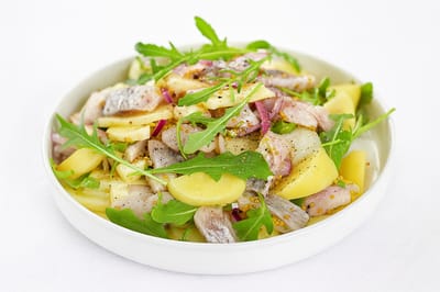 Гости постоянно просят у меня этот рецепт: идеальный праздничный салат из сельди и яблока