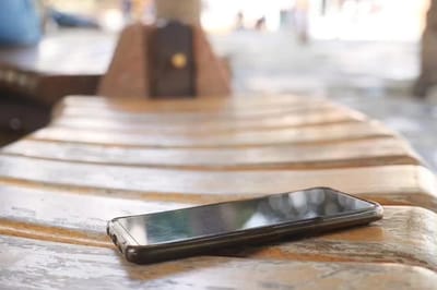 Гродненка не смогла пройти мимо чужих телефонов — теперь ей грозит срок