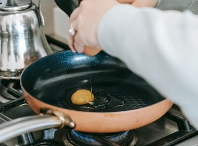 Хитрость на вес золота: посыпьте этим порошком сковороду, и яйца не пригорят