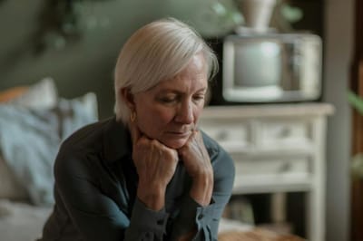 Худший выбор женщин после 50 лет: этот оттенок светлых волос старит