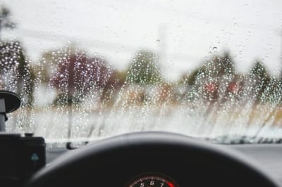 Инструктор по вождению показала, как быстро очистить запотевшее лобовое стекло