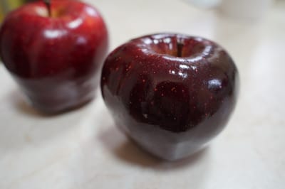 «Как будто из пластика»: в Беларуси появились яблоки, которые удивляют покупателей