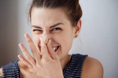 Как быстро убрать запах мочи, табака и затхлости в доме? Поможет средство из аптечки