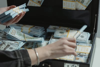 Как хранить валюту, чтобы банкноты не испортились: банк дал совет