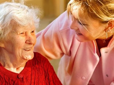 Как оформить пособие по уходу за пожилым человеком и сколько платят, пояснили в Минтруда