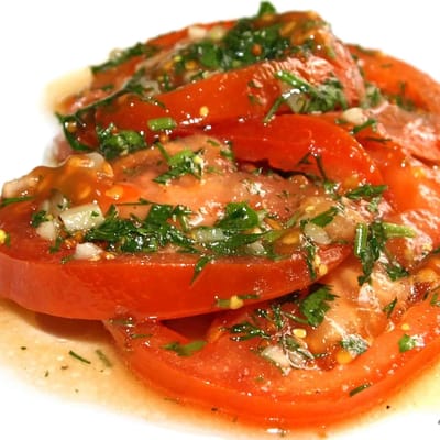 «Как свежие, но с изюминкой»: рецепт итальянских помидоров на зиму без соли и маринада